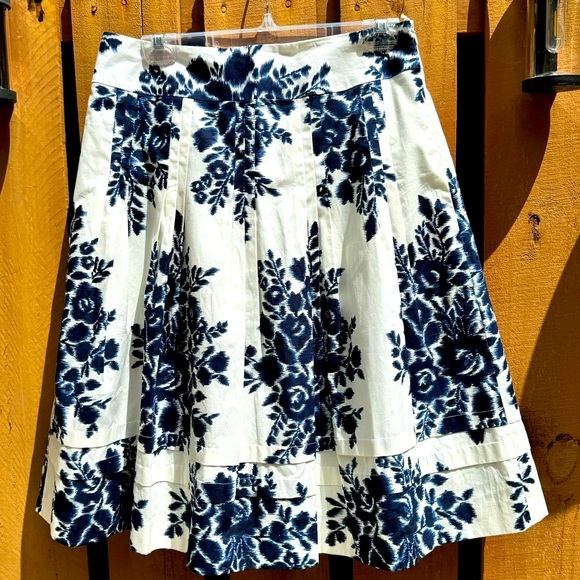TALBOTS. Petites. Blue/White Animal Print Pleated Skirt. Size 10. Cotton… - Picture 2 of 10